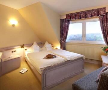 Komfortable værelser med udsigt over skove og dale tilbyder et roligt sted at slappe af.